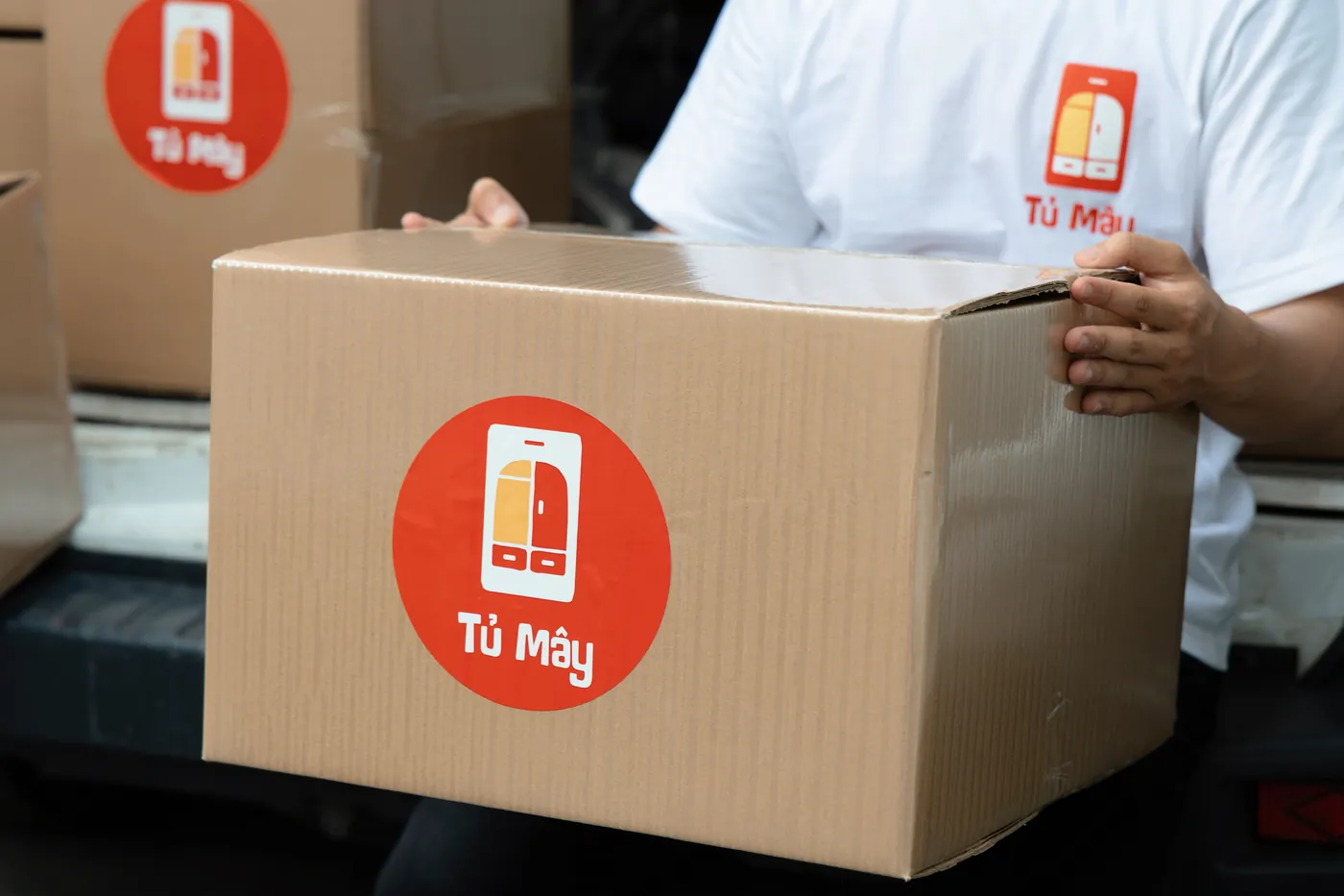 Close-up of a Tủ Mây box being carried