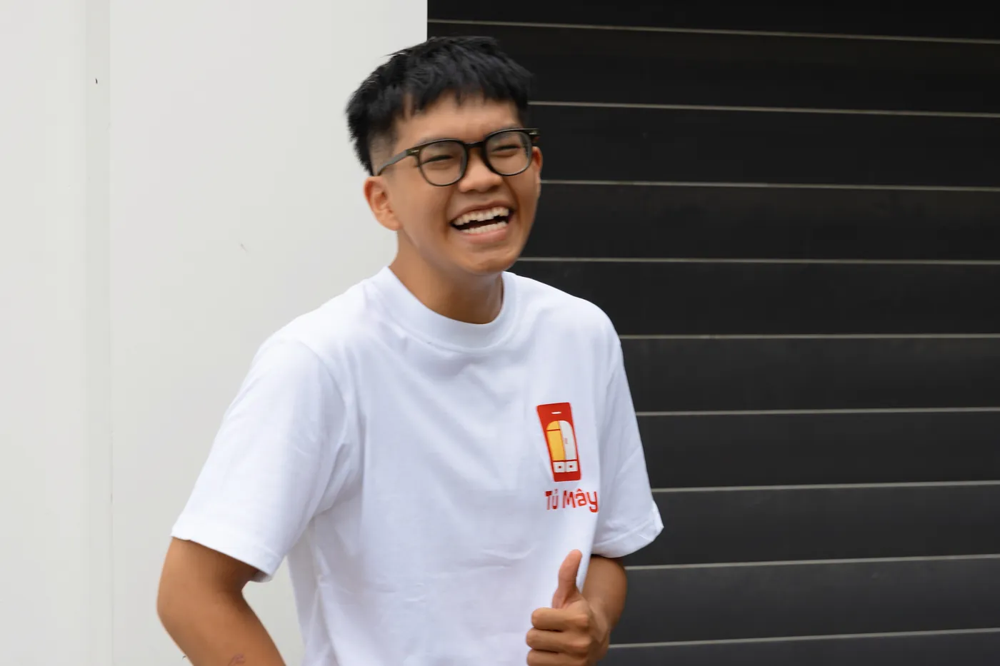 Tủ Mây crew member arriving at a customer door